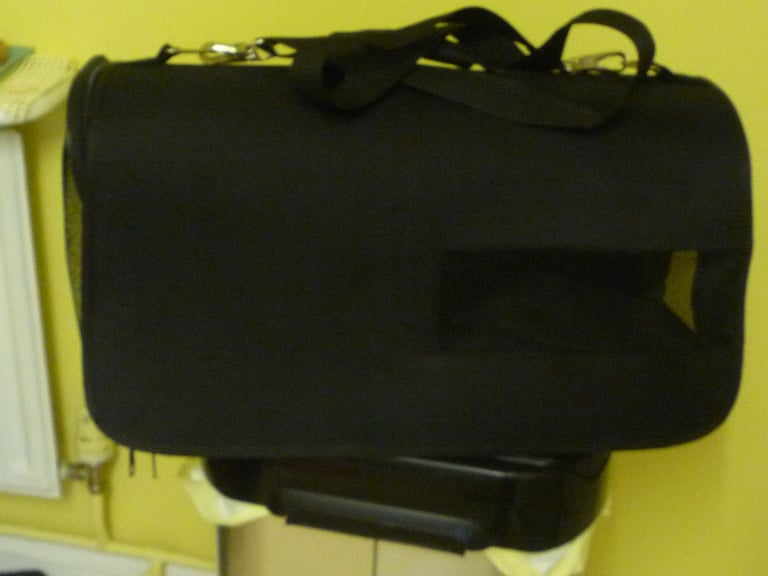 Soft sided pet carrier bag with shoulder strap