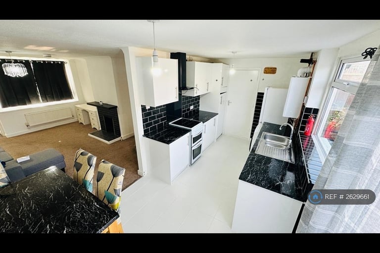 4 bedroom house in Woodlands Avenue, Woodley, Reading, RG5 (4 bed) (#2629661)