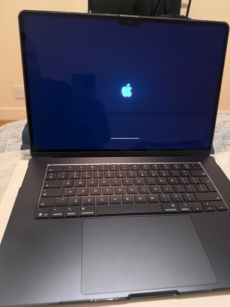 Apple MacBook Air 2025 15.3in M4 16GB 256GB - Midnight