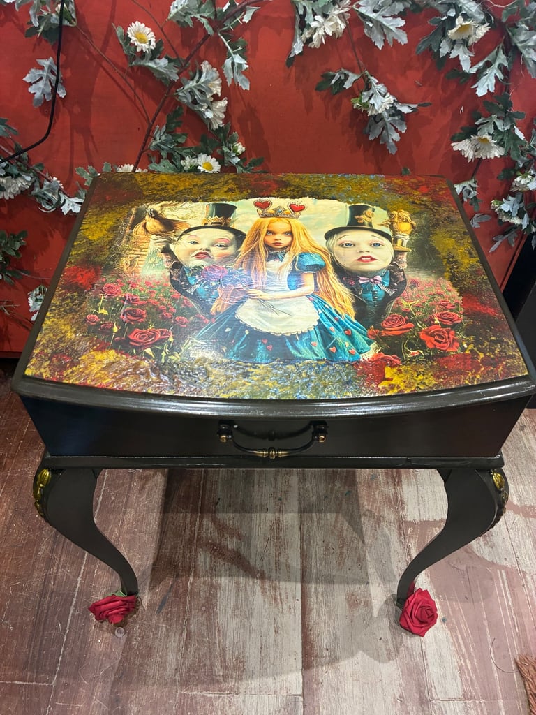    Bedside cabinet/ table