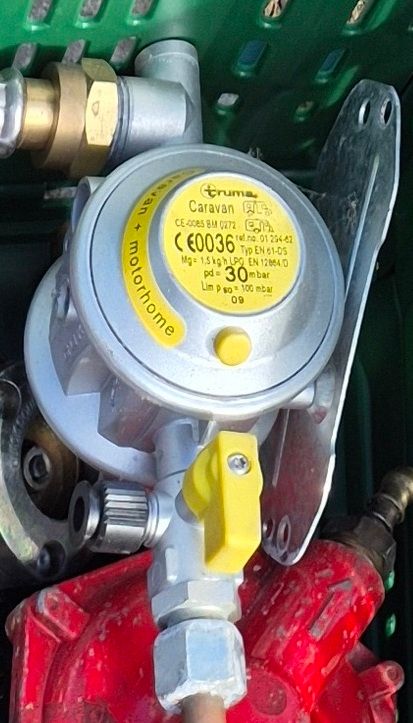 Full gas bottles / cylinders, regulators, distributor valves 1,2,3,4 ways.