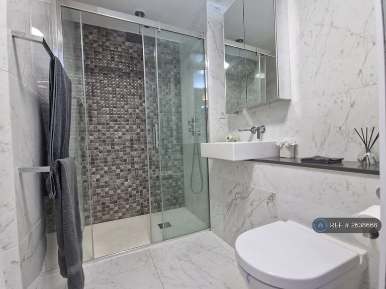 2 bedroom flat in Sugar Lane, London, SE16 (2 bed) (#2638668)