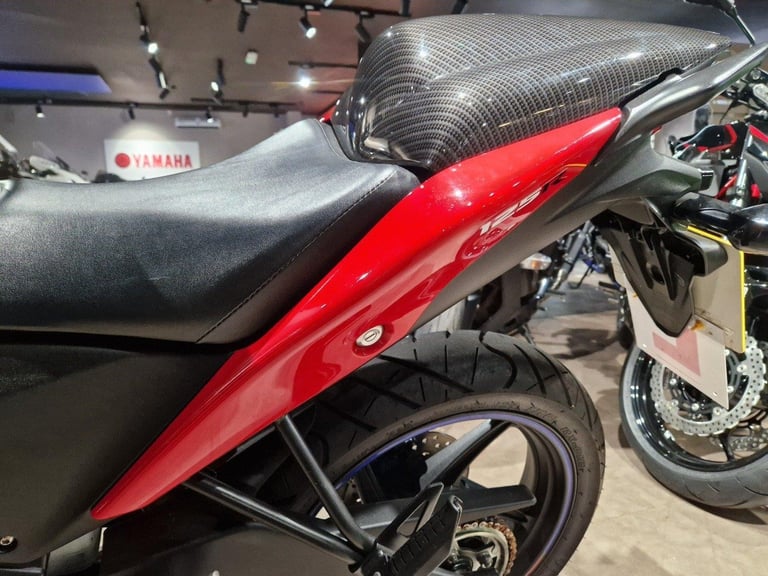 HONDA CBR 125 IN WHITE AND RED