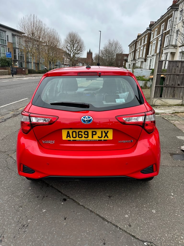 Excellent Toyota Yaris 1.5 hybrid very low mileage for sale.