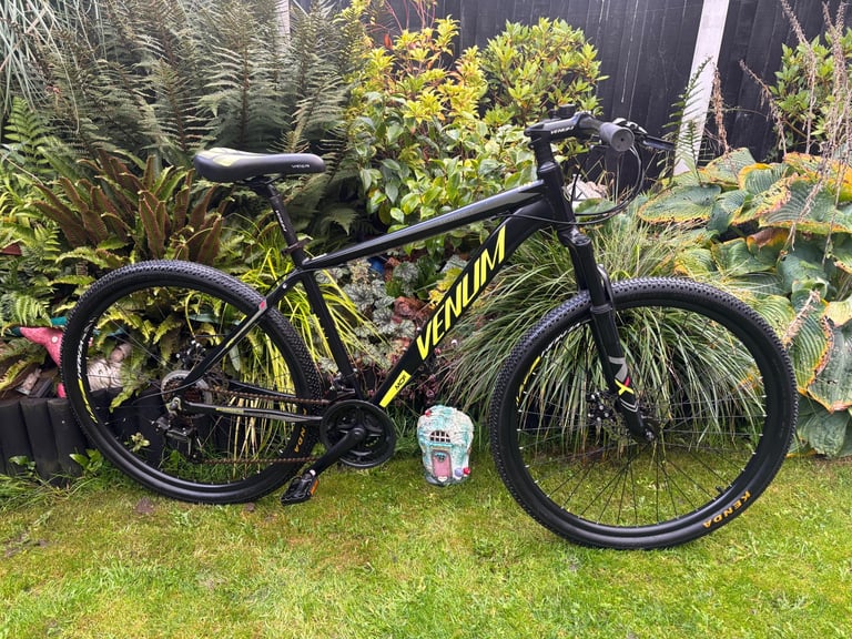 image for Mens mountain bike (like new) like carrera 