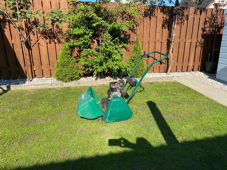Qualcast Classic Petrol 35s Lawnmower