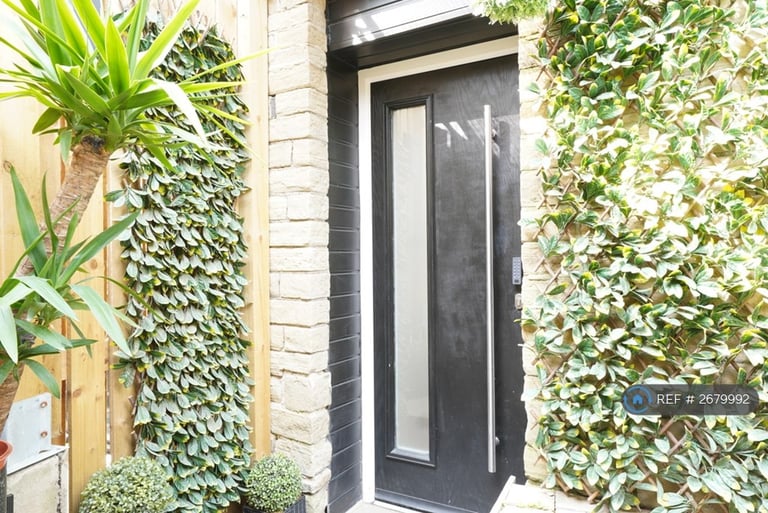 1 bedroom flat in Tudor House, Brighouse, HD6 (1 bed) (#2679992)