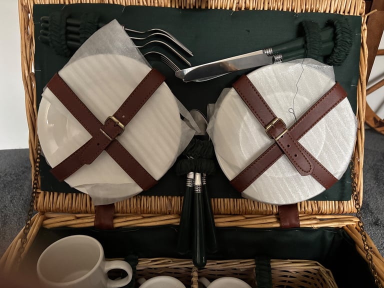 Picnic set in basket 