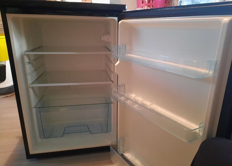  LOGIK, MEDIUM SIZE FRIDGE IN GREAT CONDITION