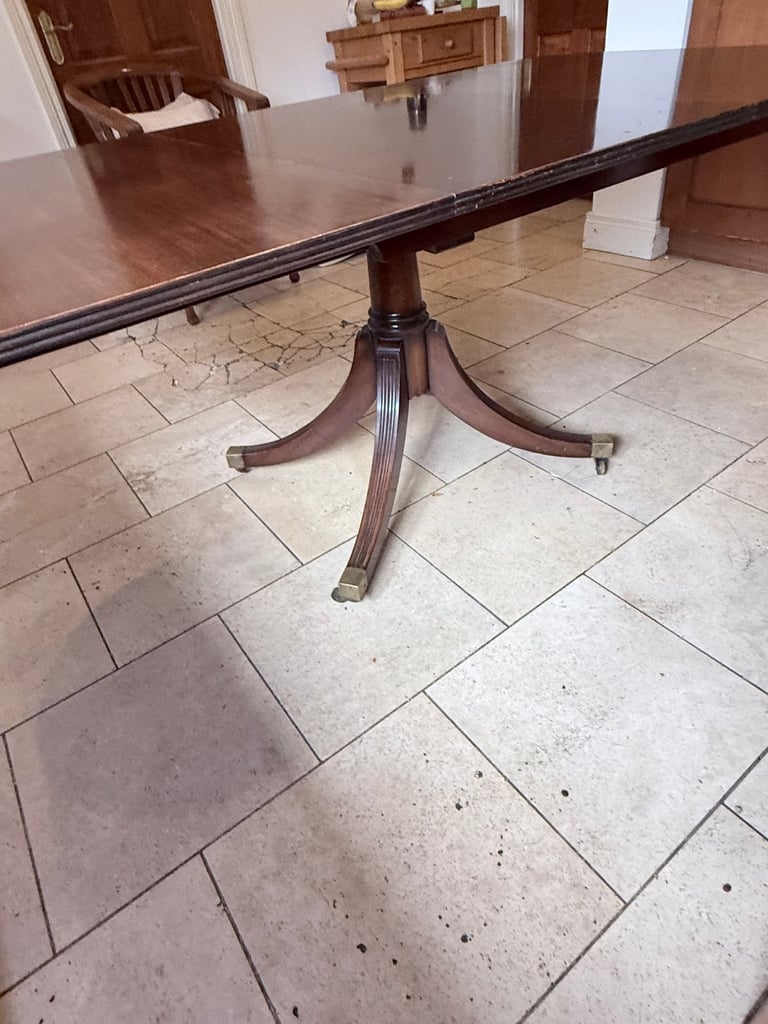 Extending Mahogany Dining Table – Pedestal Base, Seats 8, Excellent Condition.