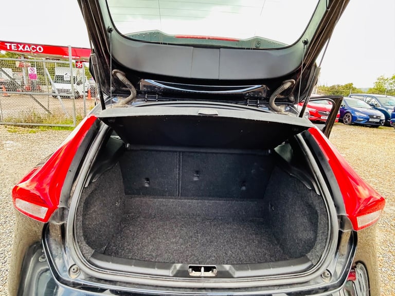 2018 Volvo V40 2.0 T2 Momentum Hatchback 5dr Petrol Manual Euro 6 (s/s) (122 ps)