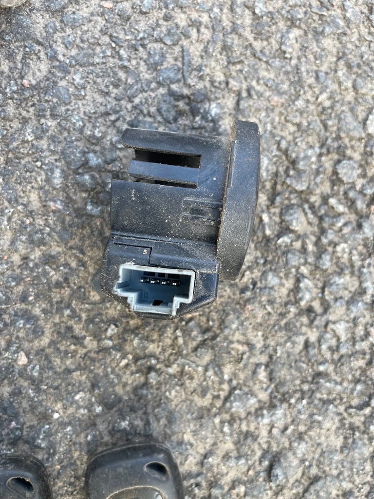 Renault Master Mk2 2005 2500cc Diesel Airbag / Ecu/ keys / Seatbelt 