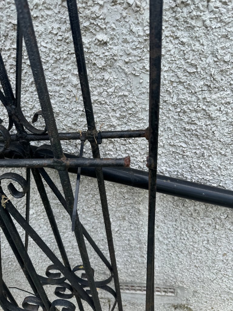 Double driveway iron gates 146cm x 180cm each gate with decorative design 
