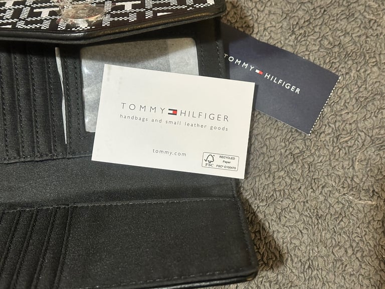 Tommy Hilfiger Flap Waller Clutch 