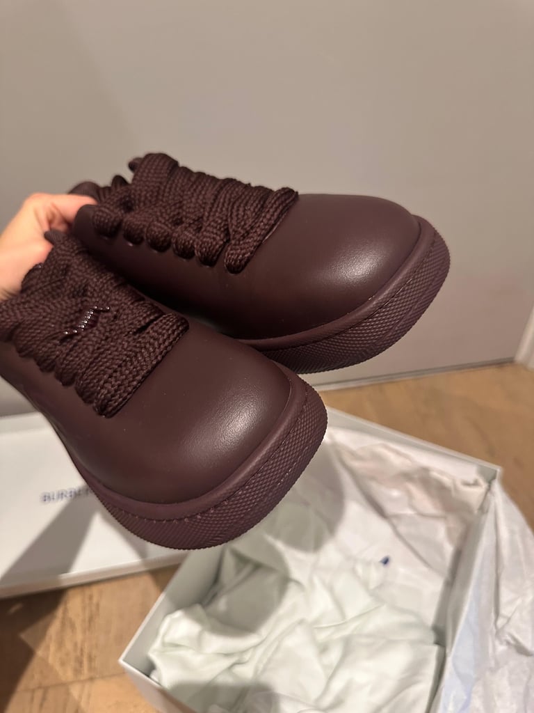 Burberry low top trainer on rubber sole