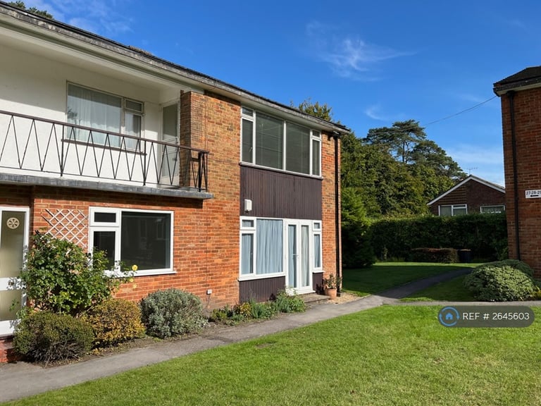 2 bedroom flat in Beacon Hill Court, Hindhead, GU26 (2 bed) (#2645603)