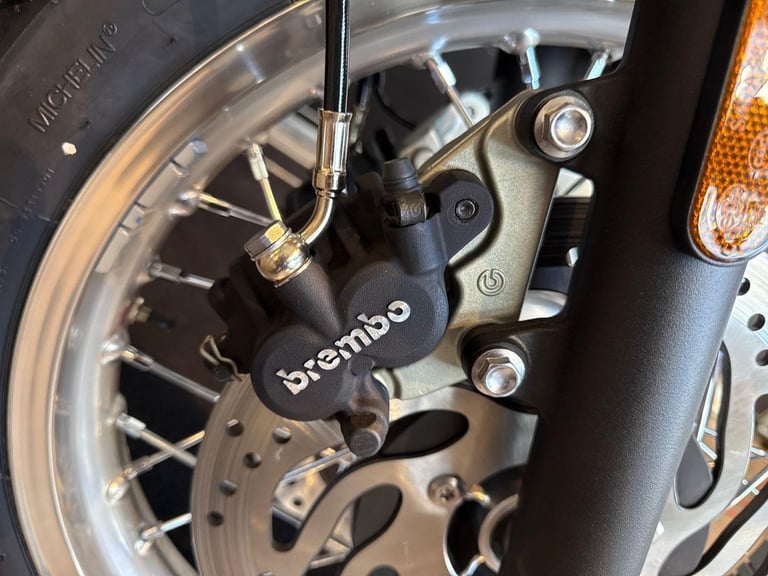 2025 Triumph Bonneville T120 PREMIUM TWIN COLOUR Petrol black 6 Speed