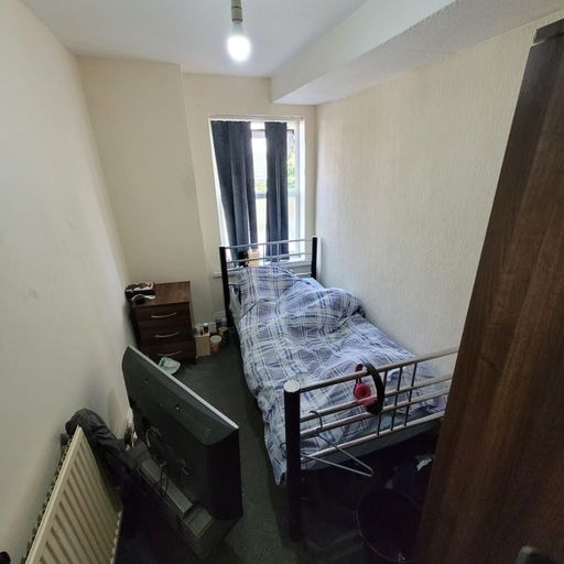 3 large and good sized twin rooms in B297QD. Homeless & needy get in touch now!
