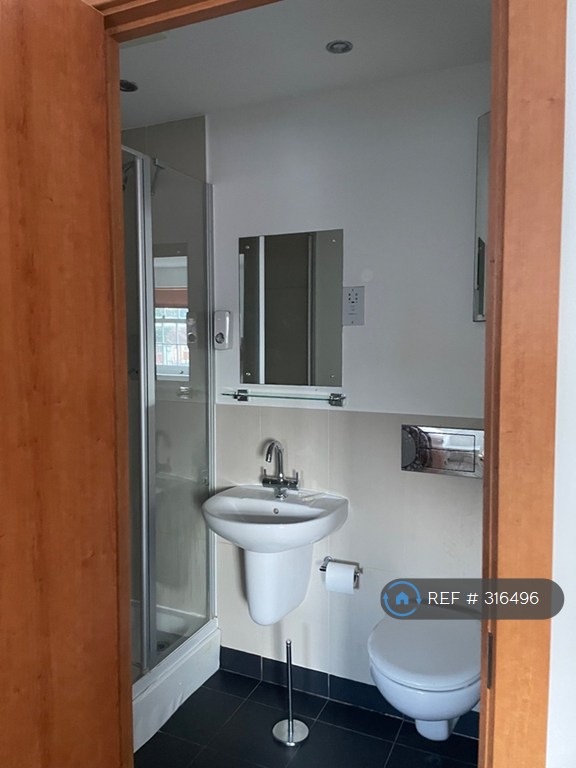 2 bedroom flat in Barton Mill Road, Canterbury, CT1 (2 bed) (#316496)
