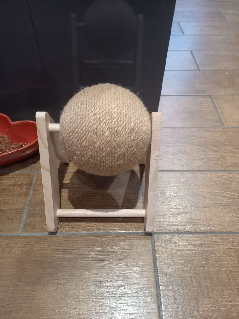 Spinning cat scratcher