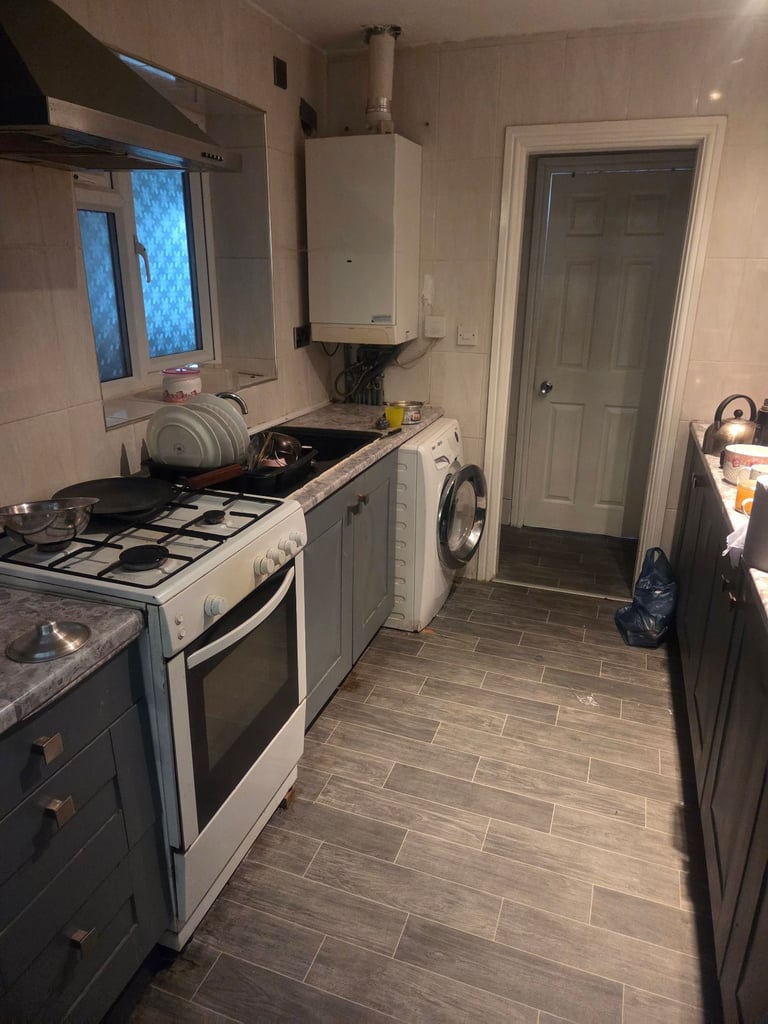 4 to 5 beds house to let