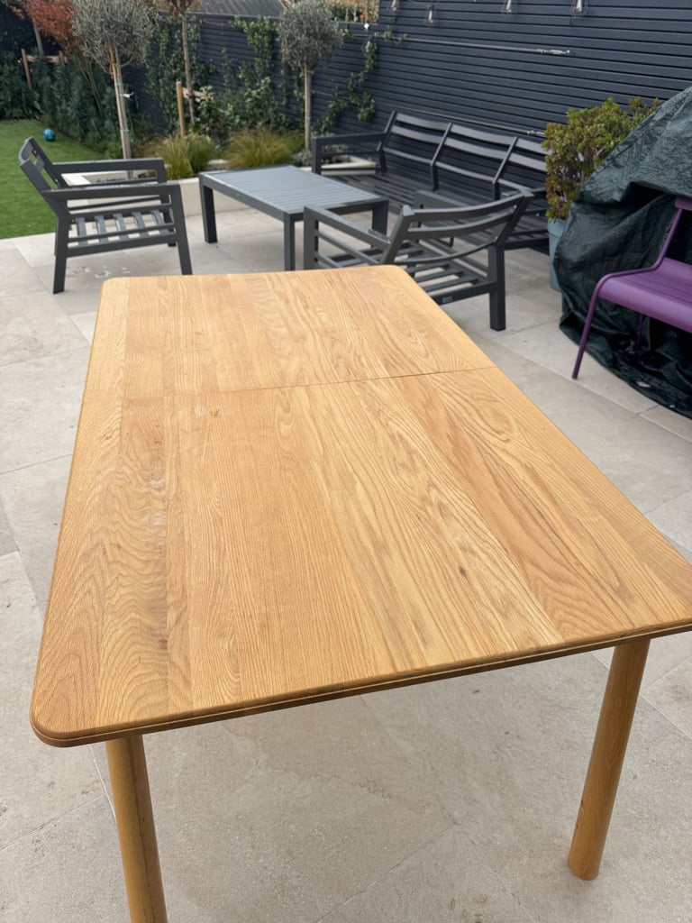 Extending dining table 