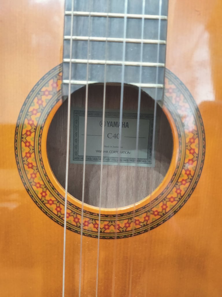 Yamaha C40 02 Full Size Acoustic Guitar with 6 nylon strings