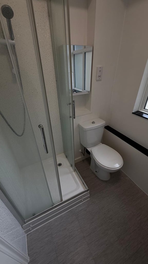 STUDIO FLAT TO LET AT HIGH ROAD LEYTONSTONE LONDON E11 3EE
