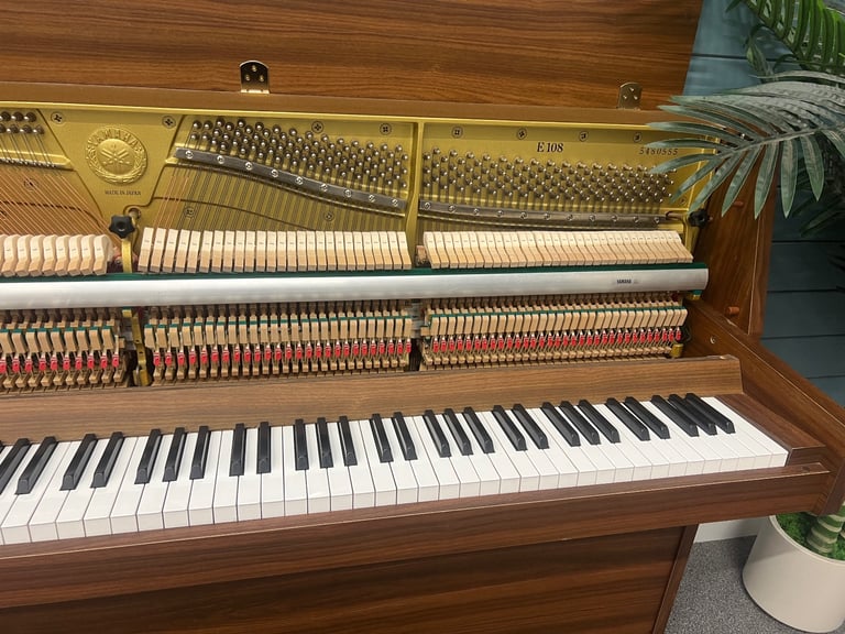 🎵🎹 STUNNING YAMAHA E108 **TUNED/SERVICED/WARRANTY AND FREE DELIVERY**🎹🎵