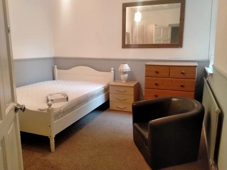 ROOM AVAILABLE - COPNOR  ( near copnor bridge).