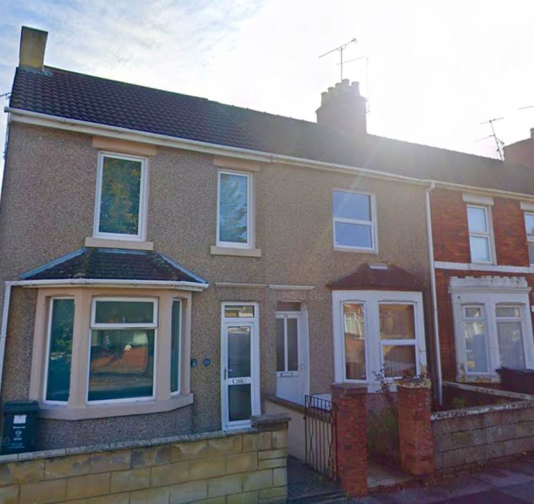 Available Now En Suite Loft Room with Kitchenette To Let