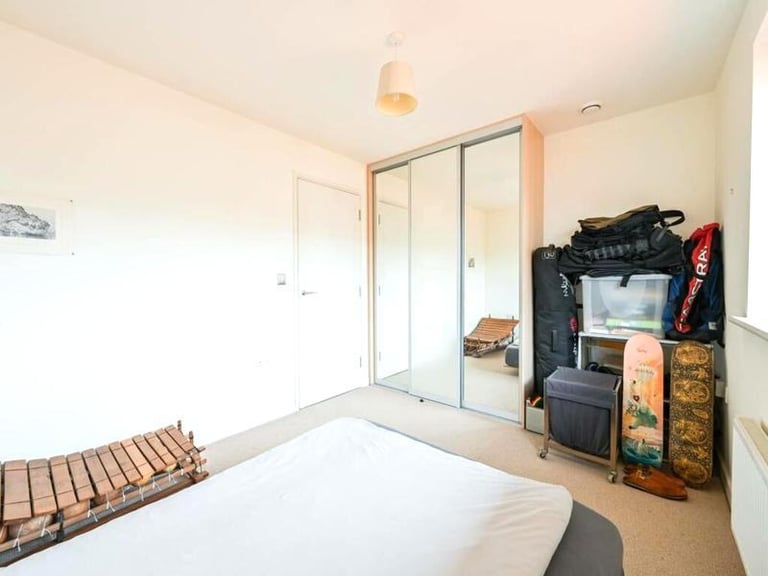 image for Bright and cozy room available in Aldgate East for £1000 including bills! 🌳