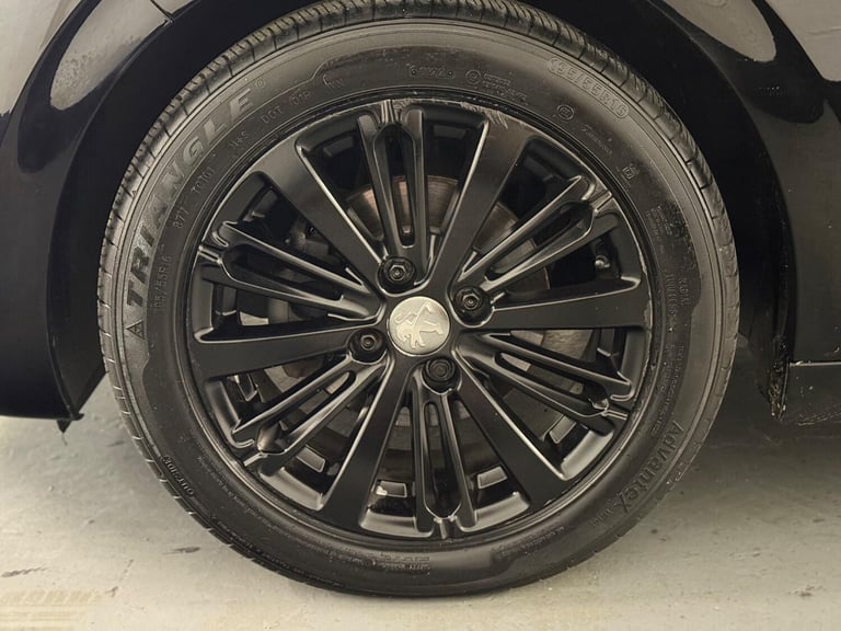 2017 Peugeot 208 1.2 Puretech Allure PETROL/MANUAL/5-DR