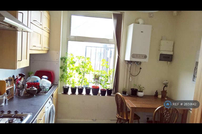 2 bedroom flat in Meanwood Road, Leeds, LS6 (2 bed) (#2659142)