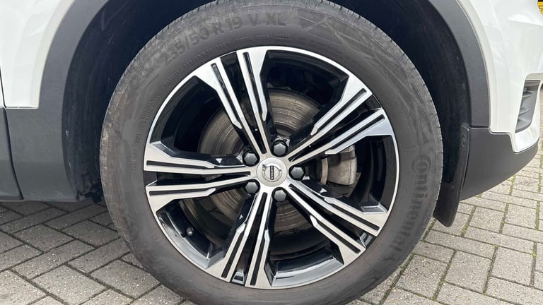  Volvo XC40 2.0 B4P Inscription 5dr AWD Auto Estate Petrol Automatic