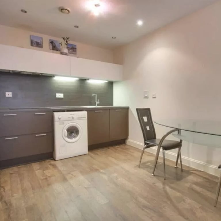 2 Large Sized Bedrooms Available in B18 5QS! Homeless people apply now!