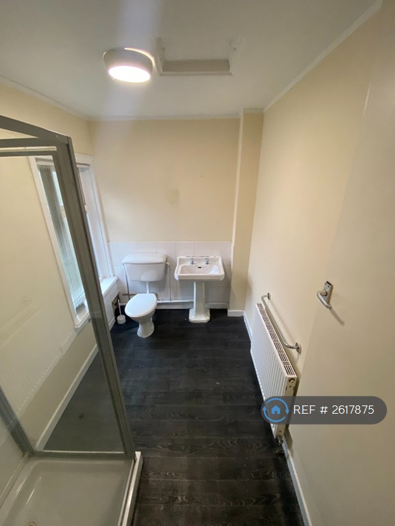 3 bedroom house in Oldham Road, Royton, Oldham, OL2 (3 bed) (#2617875)