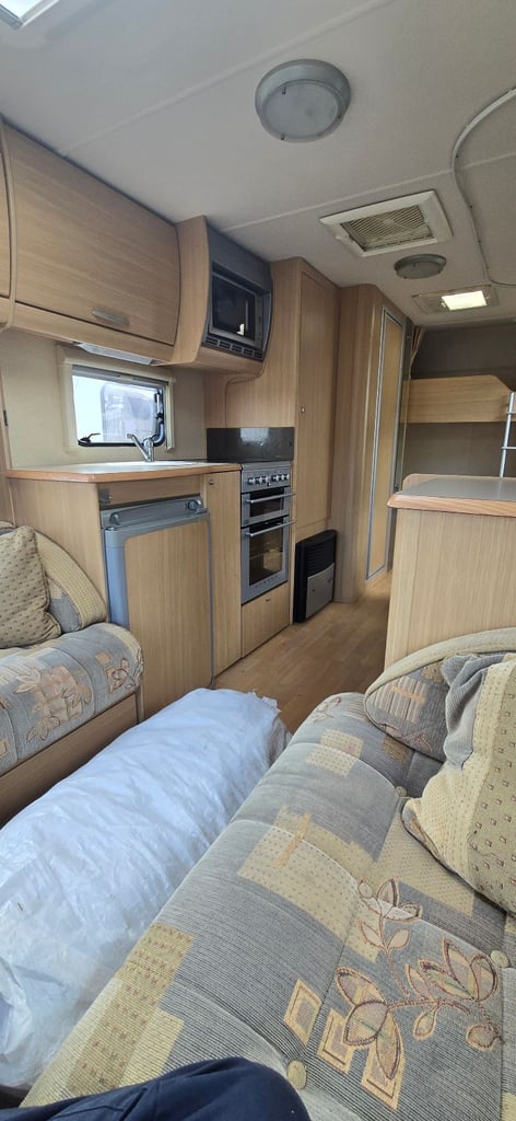Abbey freestyle 560/6 berth fixed bunk beds 2008 motor mover full awning 