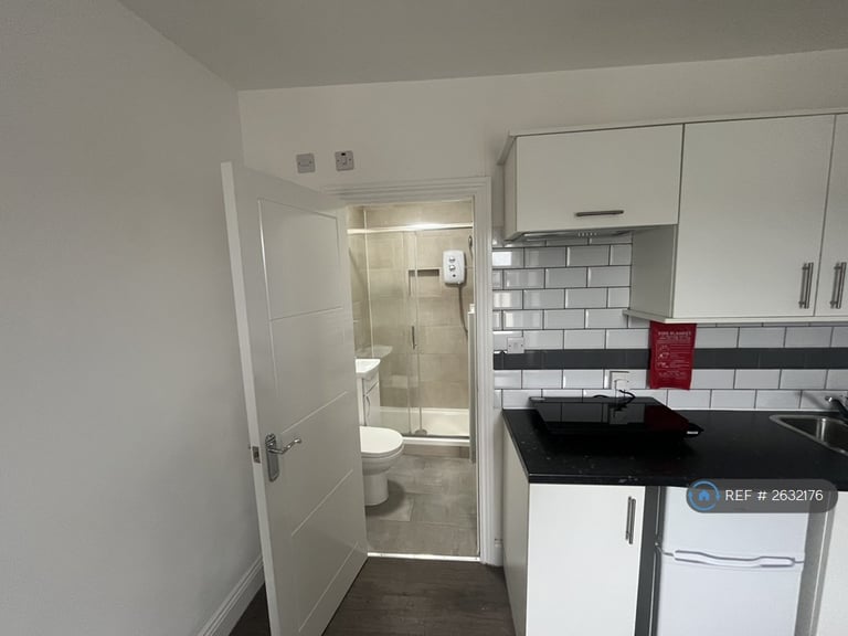 Studio flat in Garratt Lane, London, SW17 (#2632176)