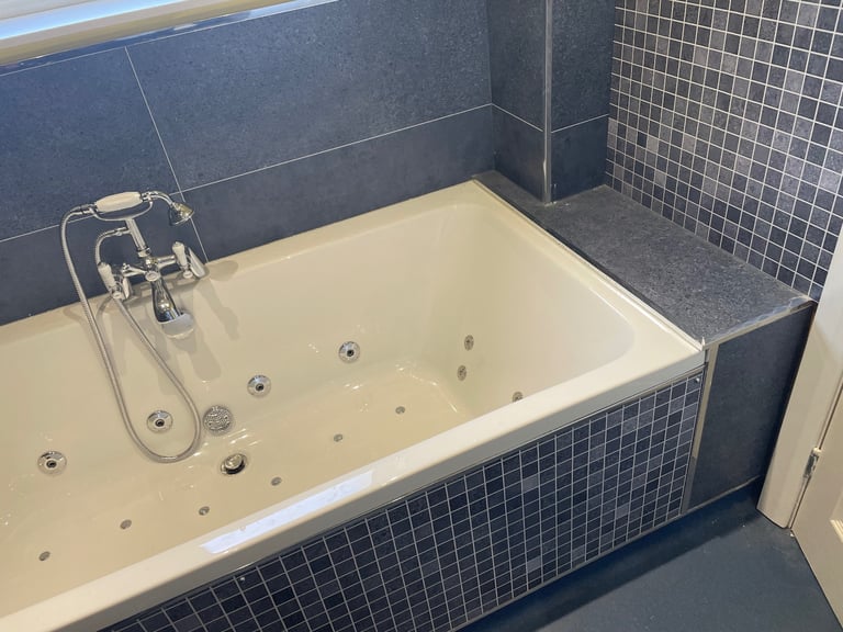 Whirlpool jet bath - hot tub jacuzzi - immaculate 