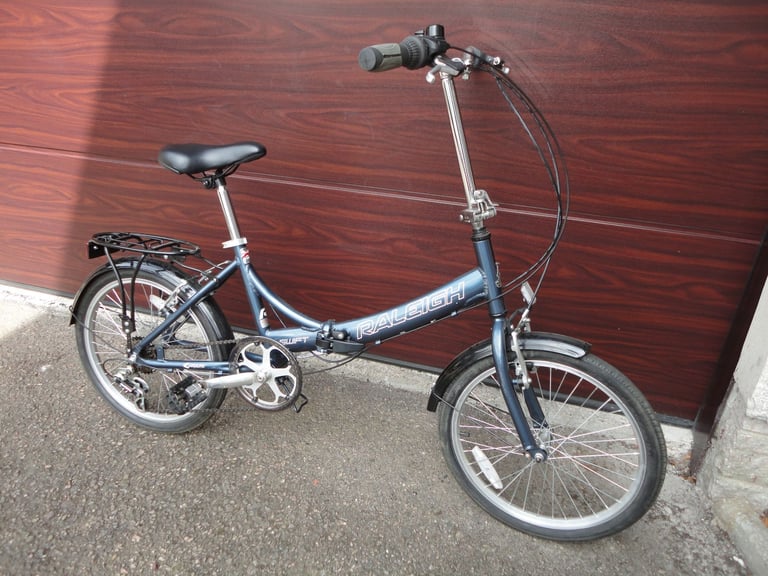 Raleigh swift folding bike, 20 inch wheels, 6 gears, aluminium frame, mud guards and rear rack