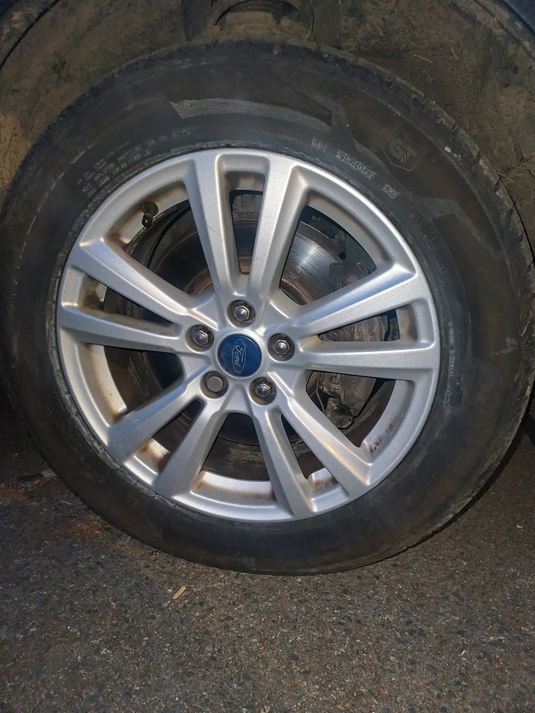 Ford Kuga 17" Alloys x 4. Comes with newly fitted tyres.  235/55/17