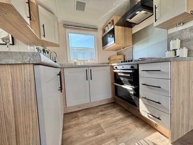 STATIC CARAVAN FOR SALE AT BROADLAND SANDS HOLIDAY PARK