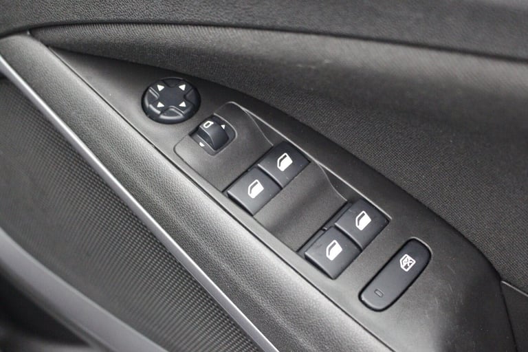 2021 Vauxhall Crossland 1.2 SE 5dr HATCHBACK PETROL Manual