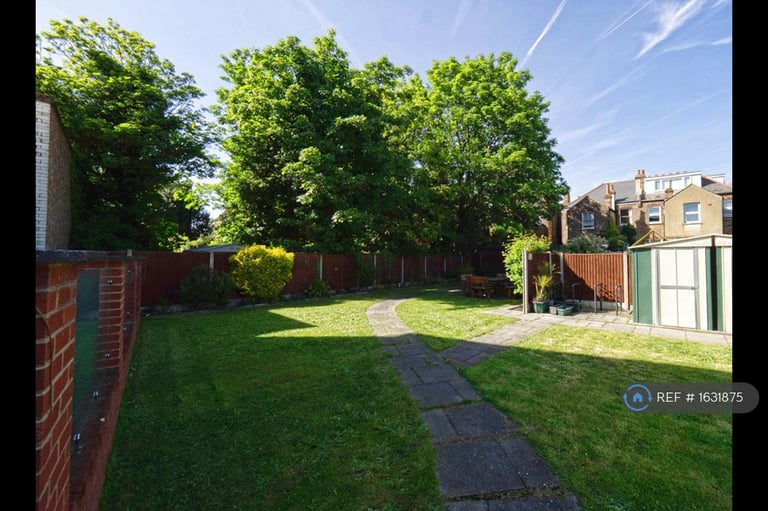 2 bedroom flat in Hazeltree Lodge, London, N13 (2 bed) (#1631875)