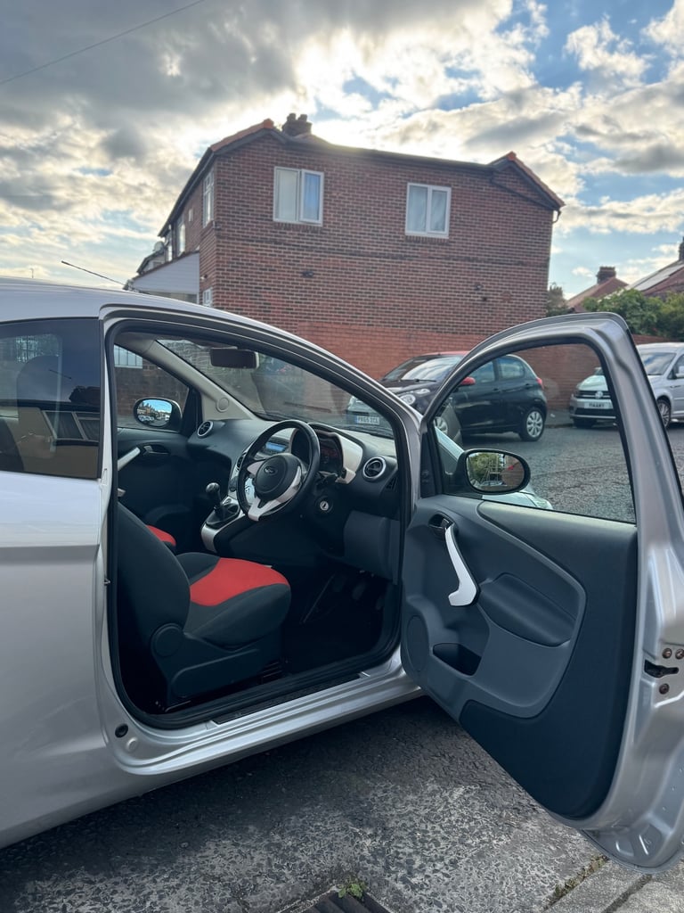 2011 FORD KA TITANIUM