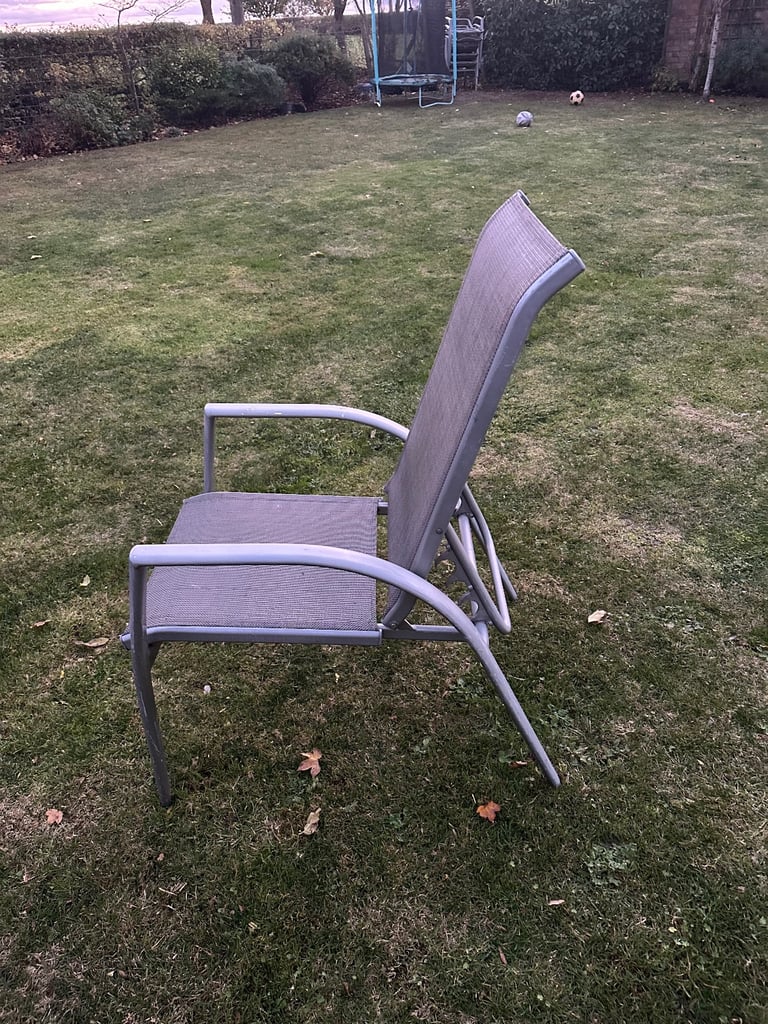 Garden table and 6 matching chairs