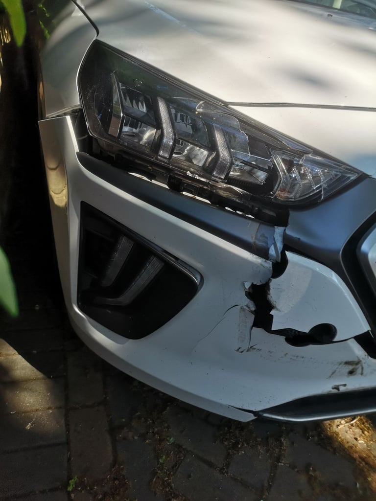 BARGAIN 1/2 PRICE Hyundai IONIQ EV 2020 33k,MOT+TAX,repairs: bumper,light,Rad