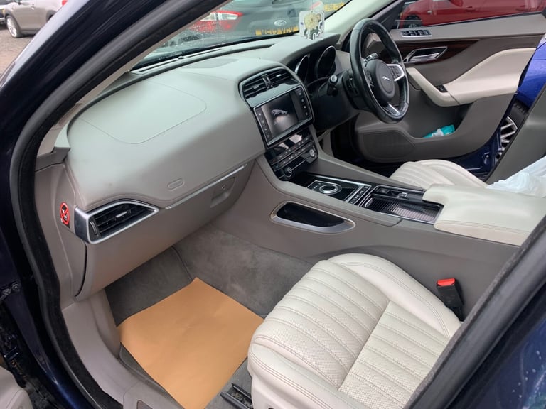 2017 Jaguar F-Pace 2.0d Portfolio 5dr Auto AWD ESTATE Diesel Automatic