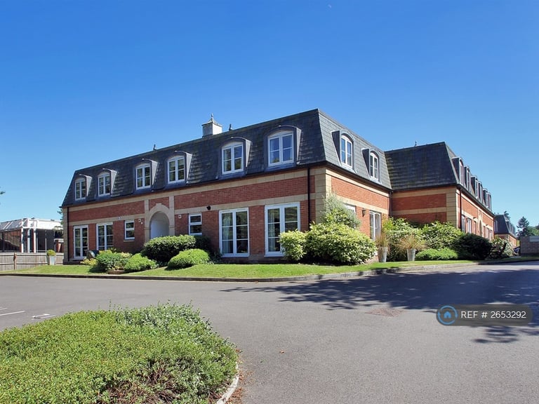 2 bedroom flat in The Pavilions, Worth, Crawley, RH10 (2 bed) (#2653292)